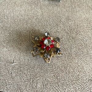 Vintage brooch red stones with white stones in a gold color snowflake‎ setting